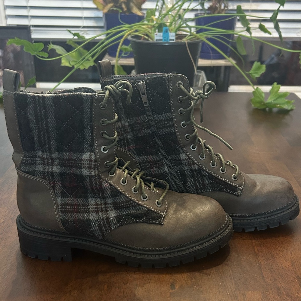 Stylish Rock & Candy Plaid Lace-Up Boots Size 7.5
